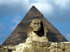 esta es la esfinge de egipto con una piramide